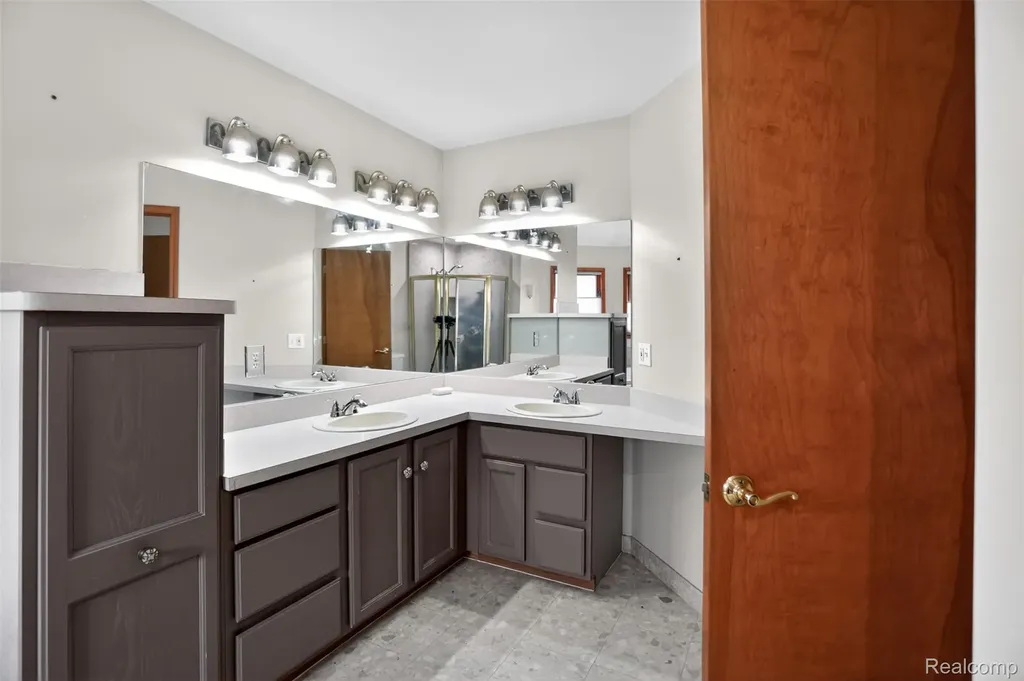 1960 Eastons Trail Highland Charter Township MI 48357