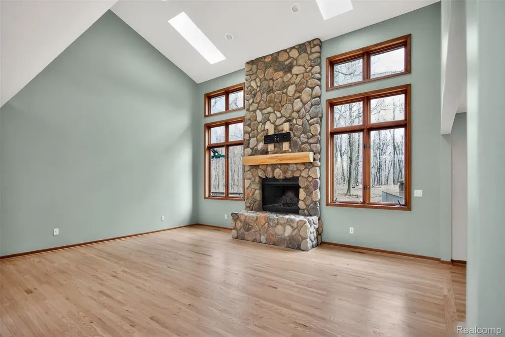 1960 Eastons Trail Highland Charter Township MI 48357