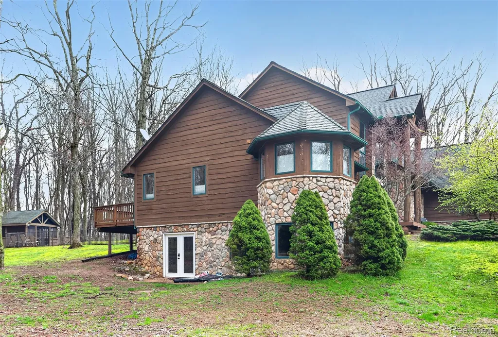 1960 Eastons Trail Highland Charter Township MI 48357