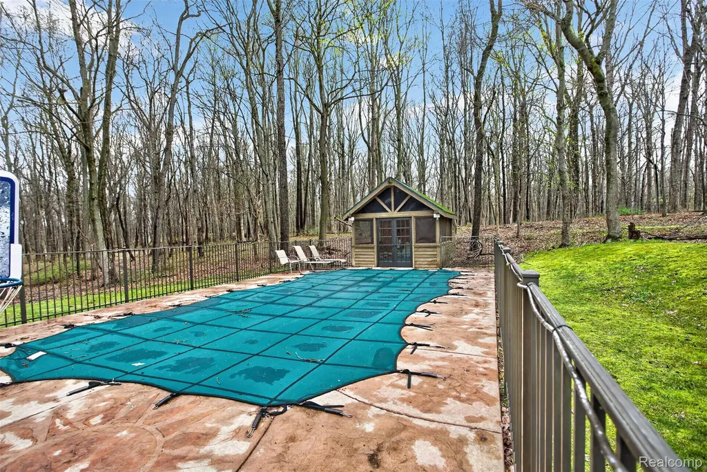 1960 Eastons Trail Highland Charter Township MI 48357
