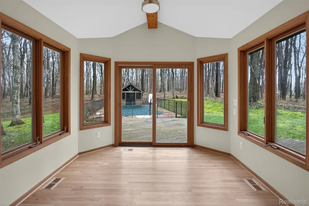 1960 Eastons Trail Highland Charter Township MI 48357