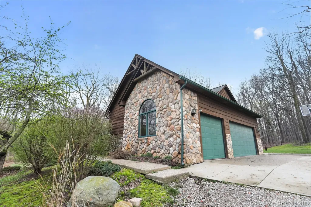 1960 Eastons Trail Highland Charter Township MI 48357
