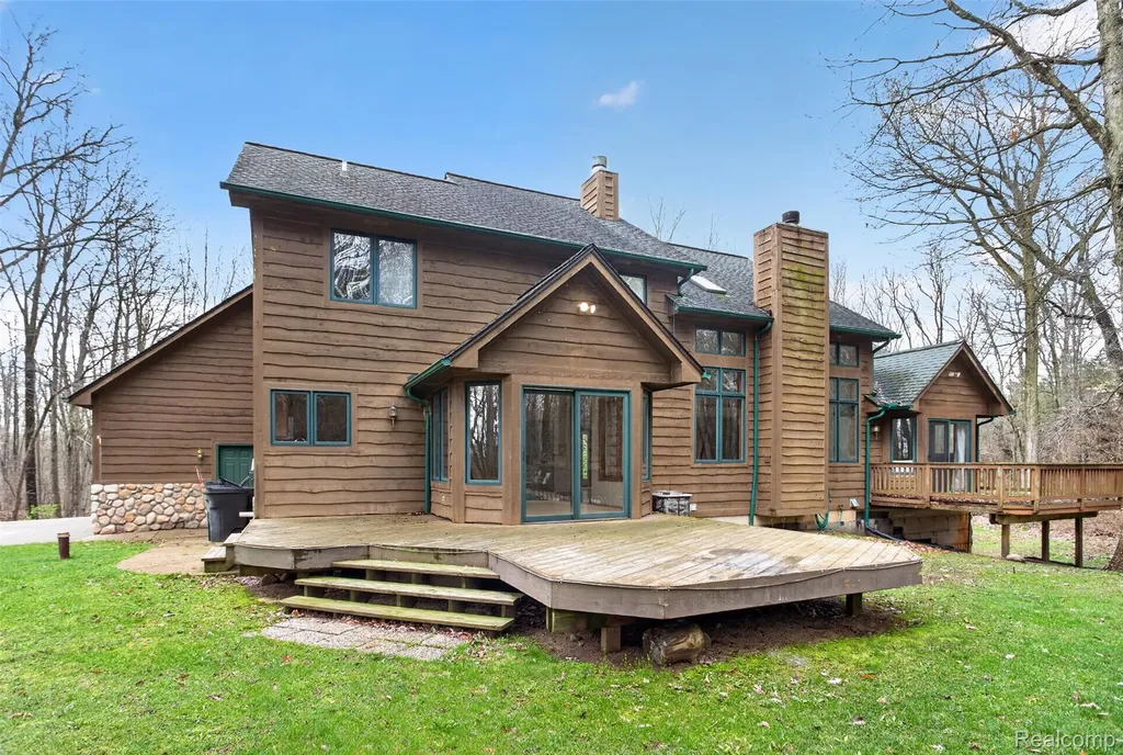 1960 Eastons Trail Highland Charter Township MI 48357