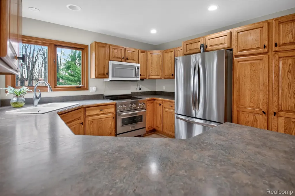 1960 Eastons Trail Highland Charter Township MI 48357