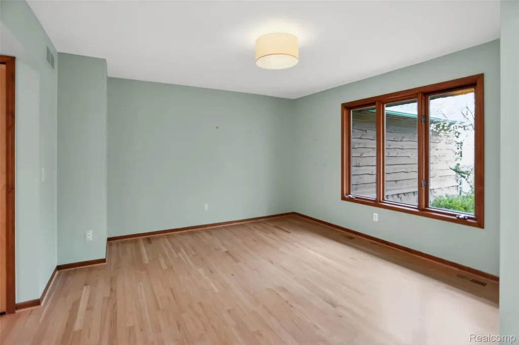 1960 Eastons Trail Highland Charter Township MI 48357