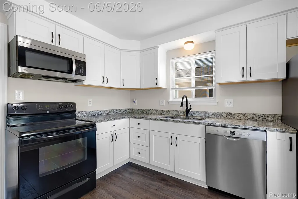 12180 Arcola Street Livonia City MI 48150