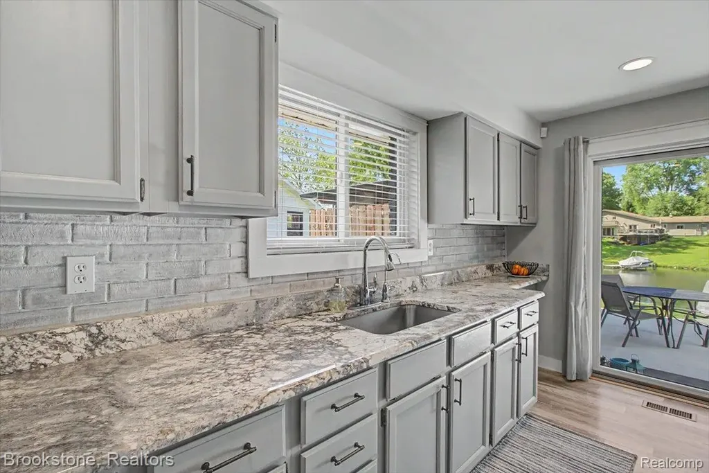 3378 Kingsway Drive Highland Charter Township MI 48356