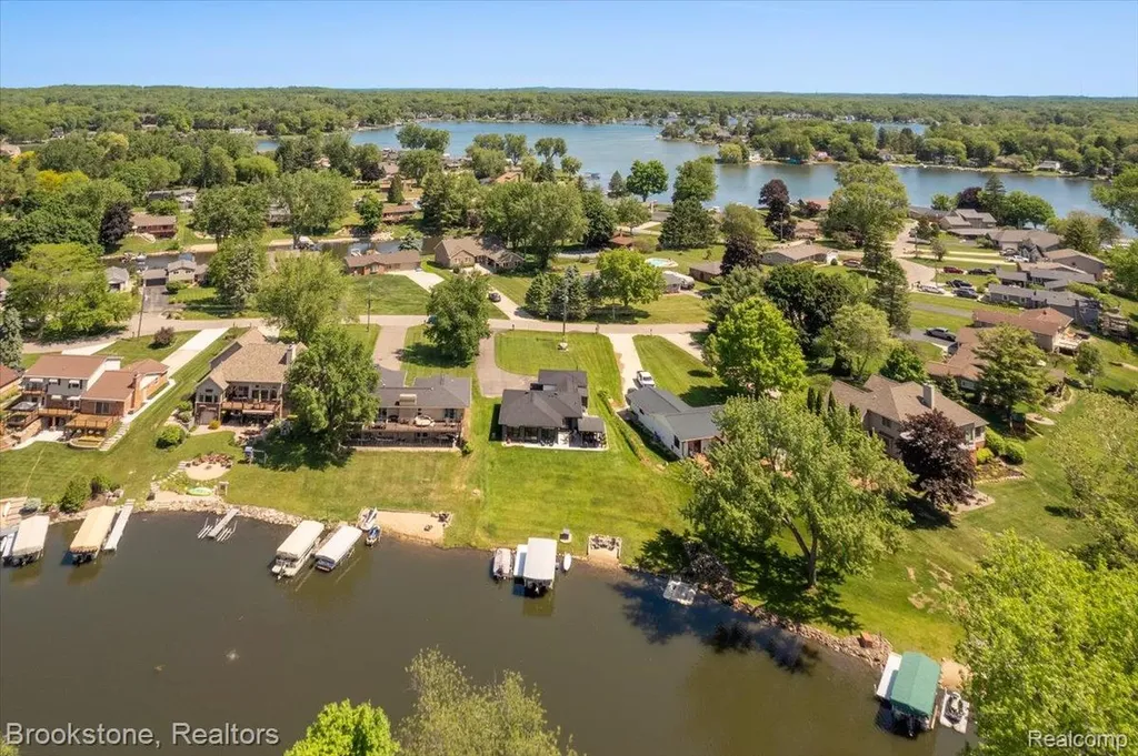 3378 Kingsway Drive Highland Charter Township MI 48356