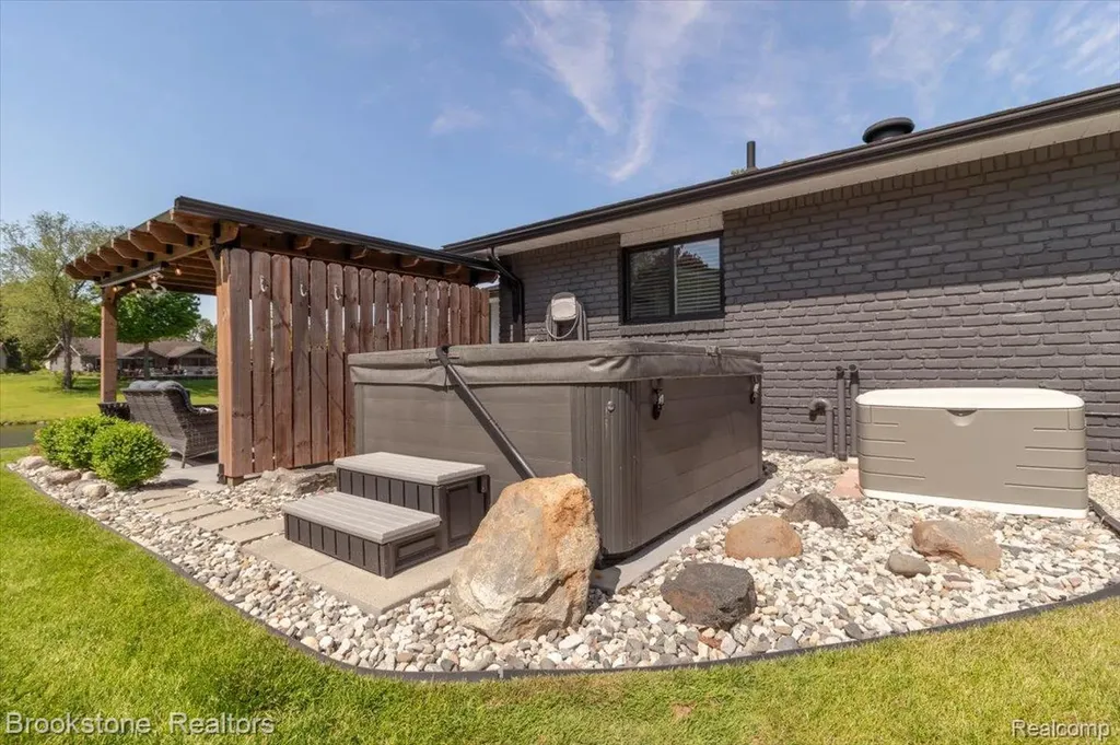 3378 Kingsway Drive Highland Charter Township MI 48356