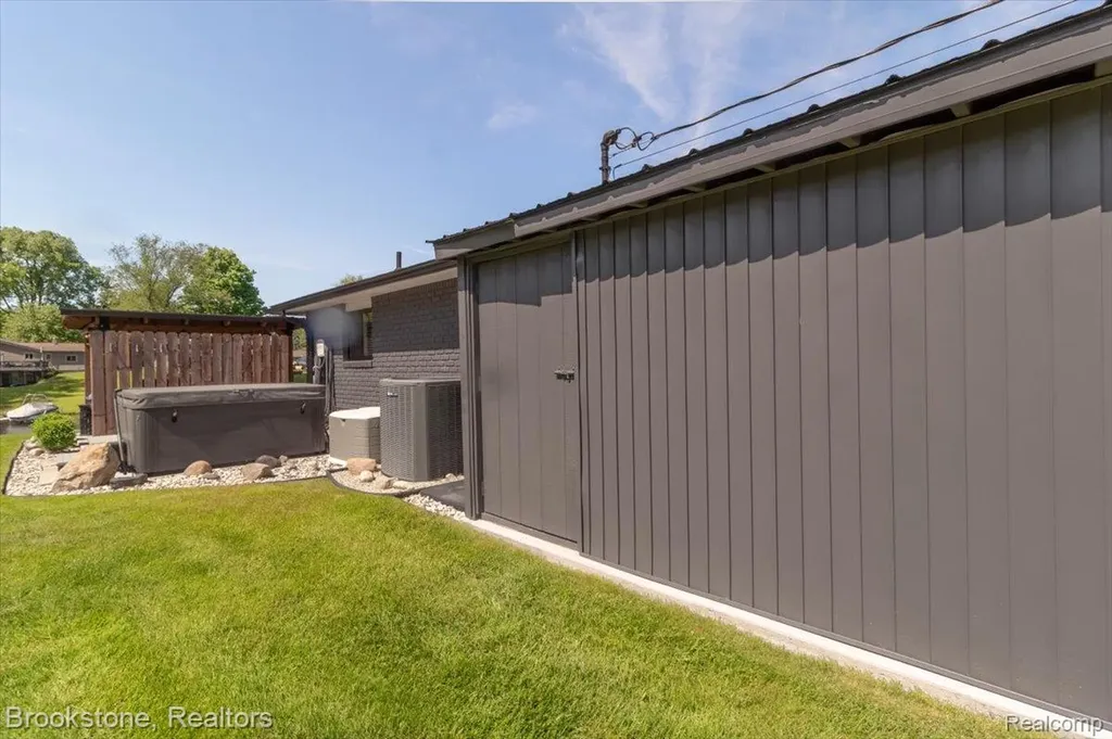 3378 Kingsway Drive Highland Charter Township MI 48356