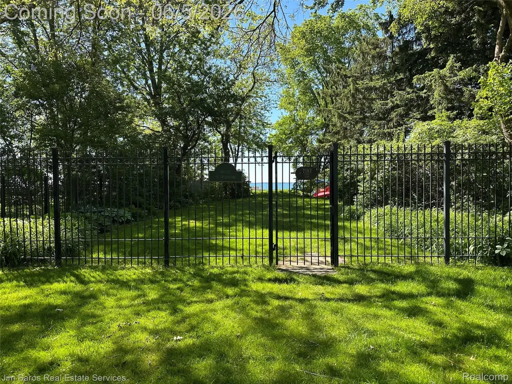 910 Edgemont Park Grosse Pointe Park City MI 48230