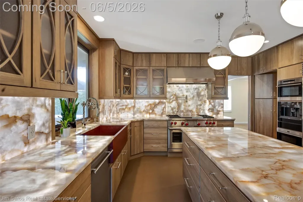 910 Edgemont Park Grosse Pointe Park City MI 48230