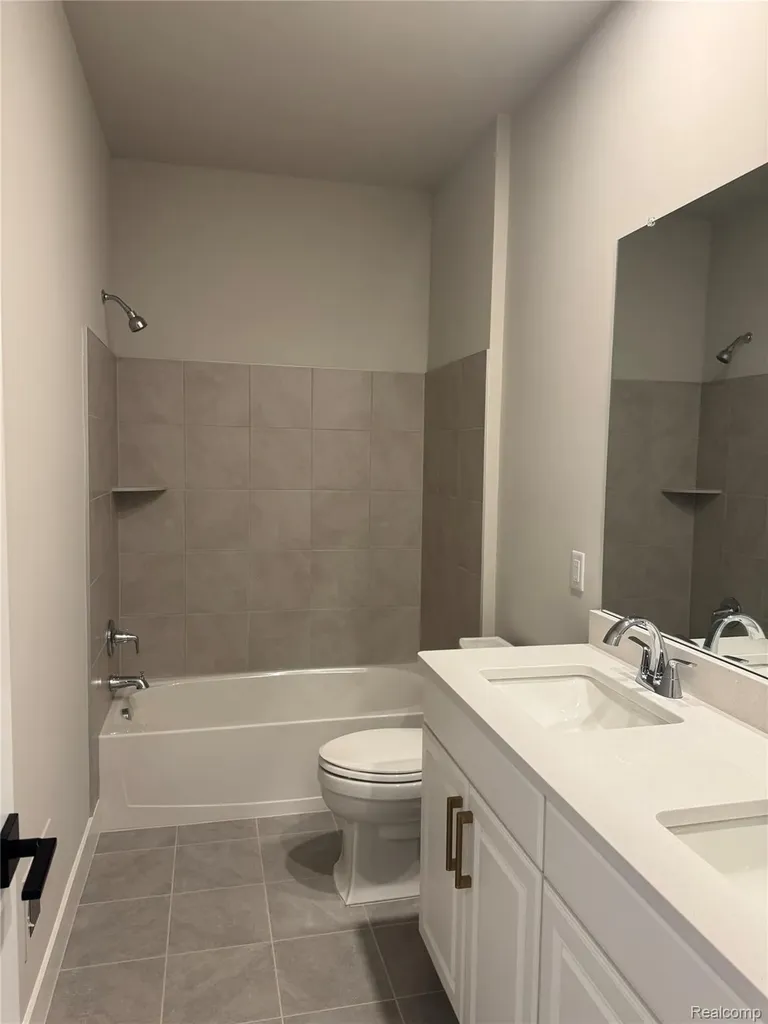 2417 Provencal Drive Commerce Charter Township MI 48382