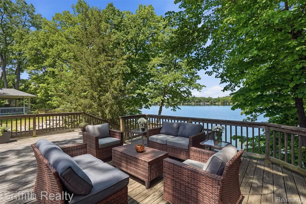 6262 Briggs Lake Drive Green Oak Township MI 48116