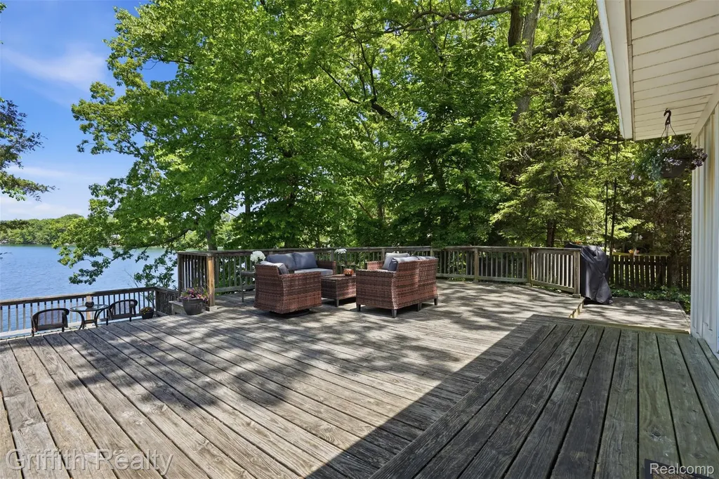 6262 Briggs Lake Drive Green Oak Township MI 48116