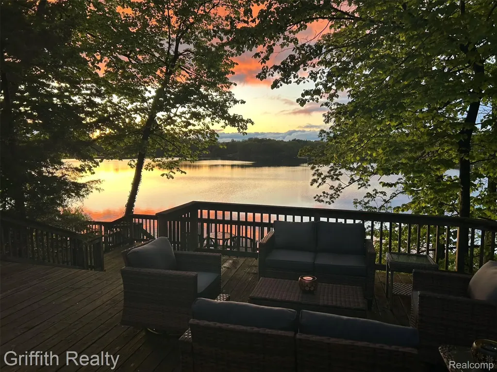 6262 Briggs Lake Drive Green Oak Township MI 48116