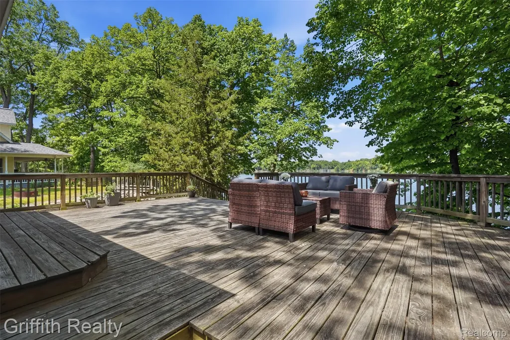 6262 Briggs Lake Drive Green Oak Township MI 48116