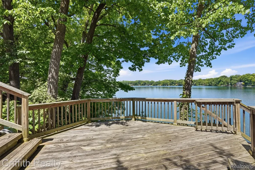 6262 Briggs Lake Drive Green Oak Township MI 48116