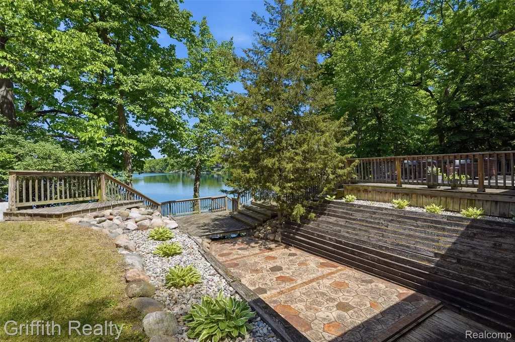 6262 Briggs Lake Drive Green Oak Township MI 48116