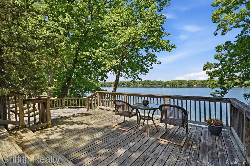 6262 Briggs Lake Drive Green Oak Township MI 48116
