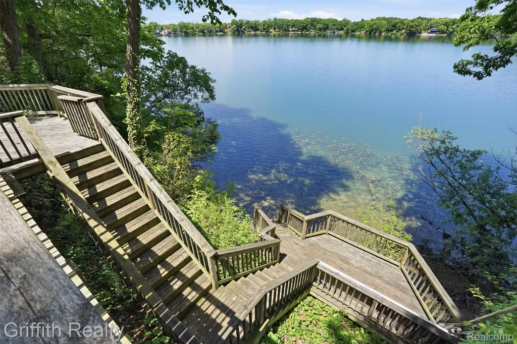 6262 Briggs Lake Drive Green Oak Township MI 48116