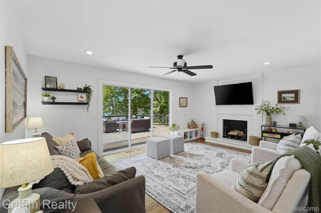 6262 Briggs Lake Drive Green Oak Township MI 48116