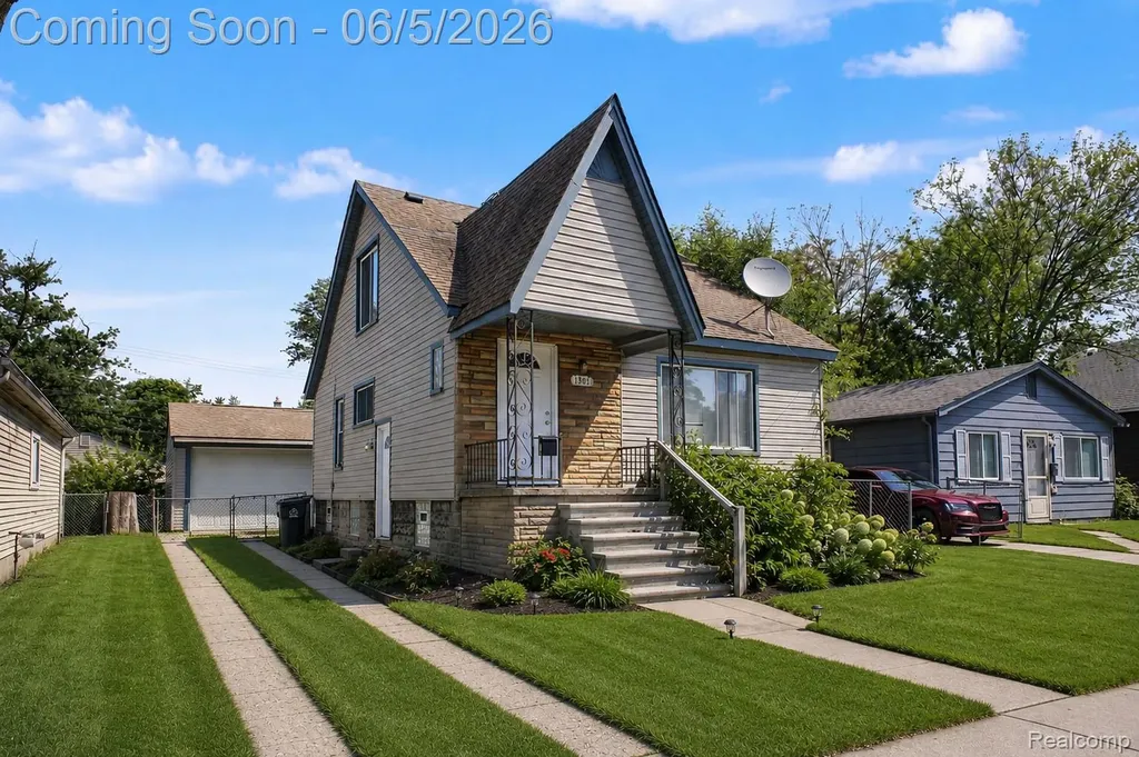 1301 E Muir Avenue Hazel Park City MI 48030