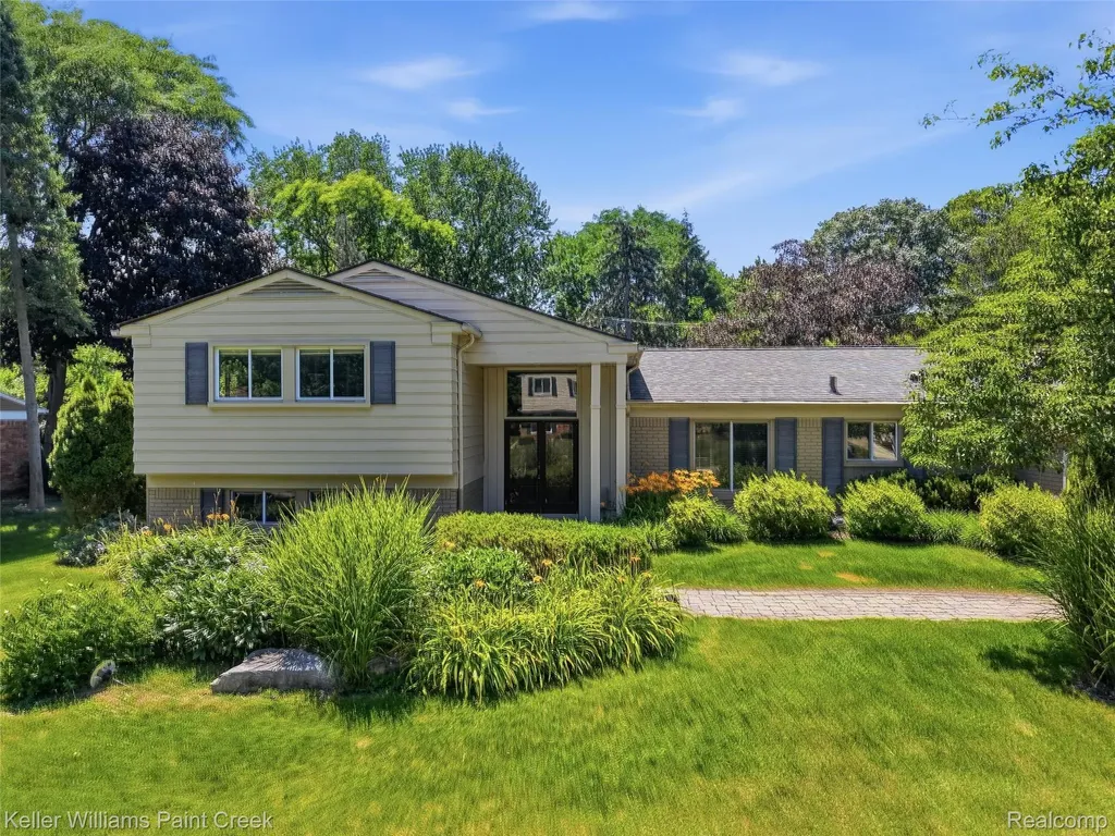 4016 Iverness Lane West Bloomfield Charter Township MI 48323