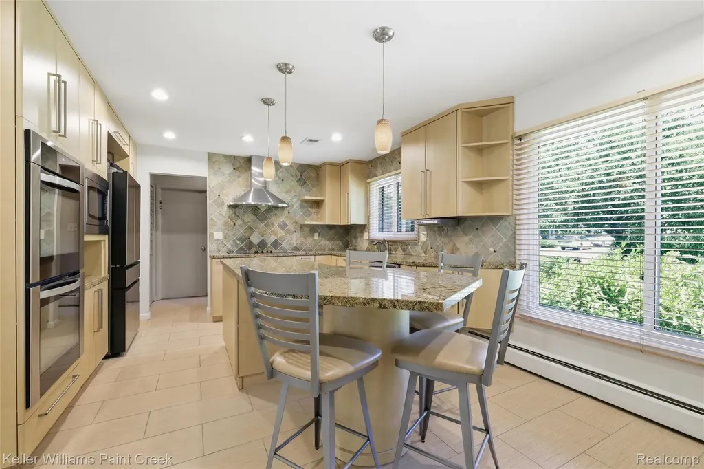 4016 Iverness Lane West Bloomfield Charter Township MI 48323