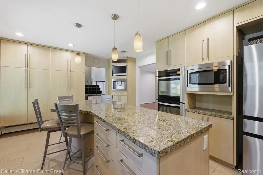 4016 Iverness Lane West Bloomfield Charter Township MI 48323
