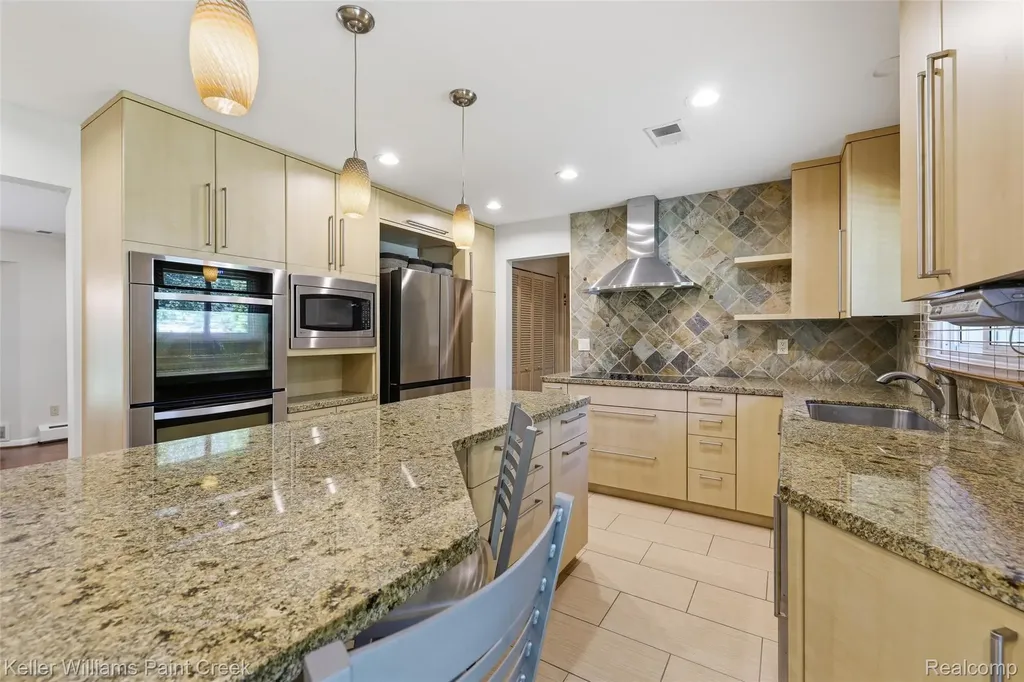 4016 Iverness Lane West Bloomfield Charter Township MI 48323
