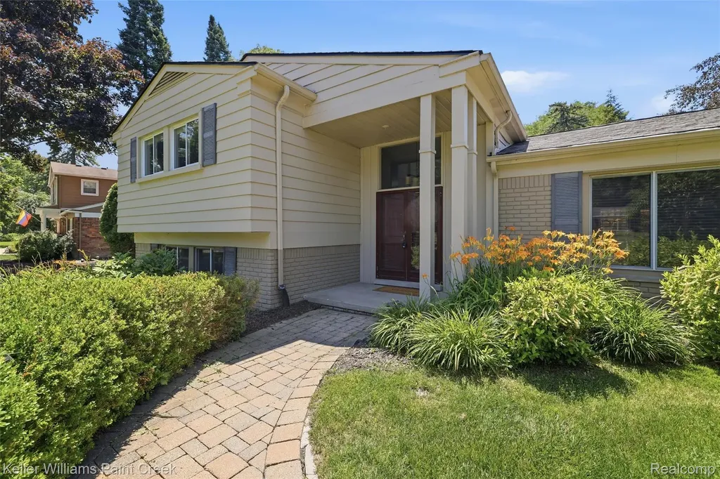 4016 Iverness Lane West Bloomfield Charter Township MI 48323