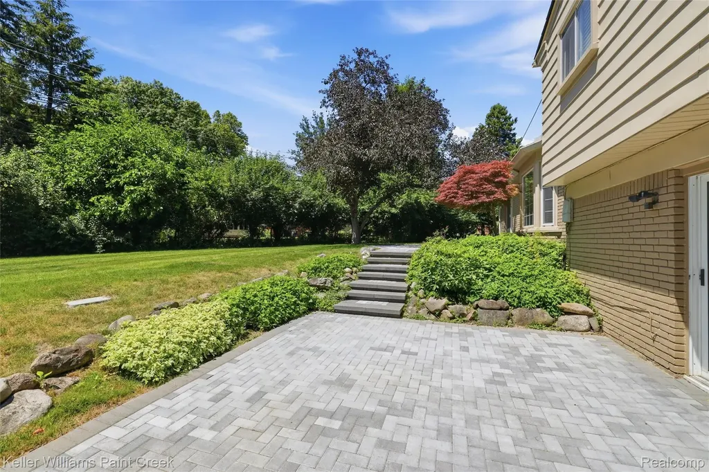 4016 Iverness Lane West Bloomfield Charter Township MI 48323