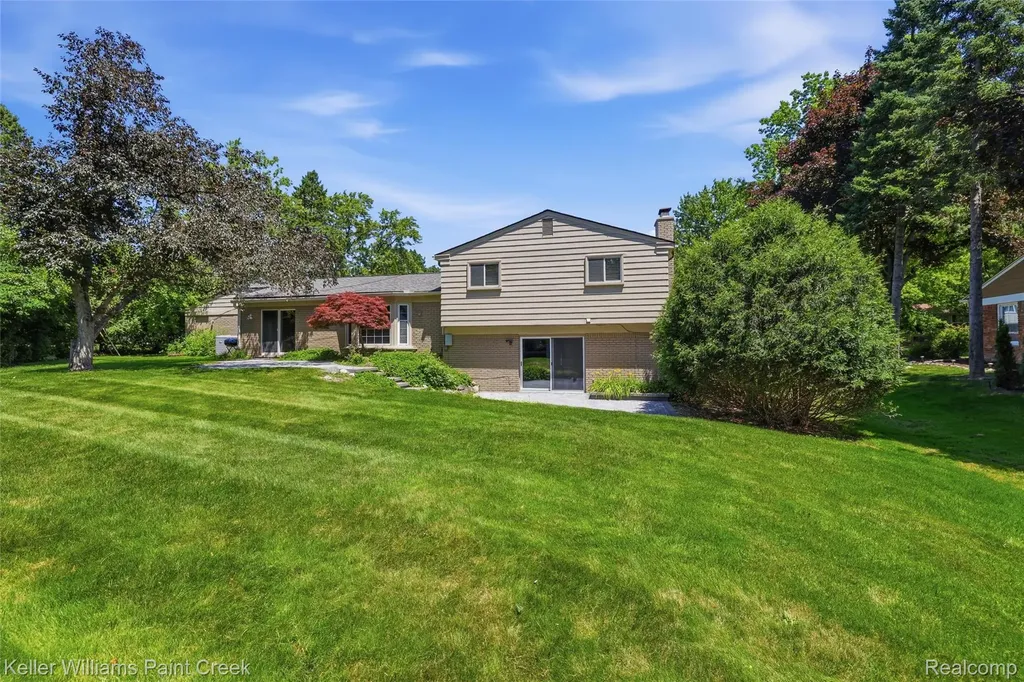 4016 Iverness Lane West Bloomfield Charter Township MI 48323