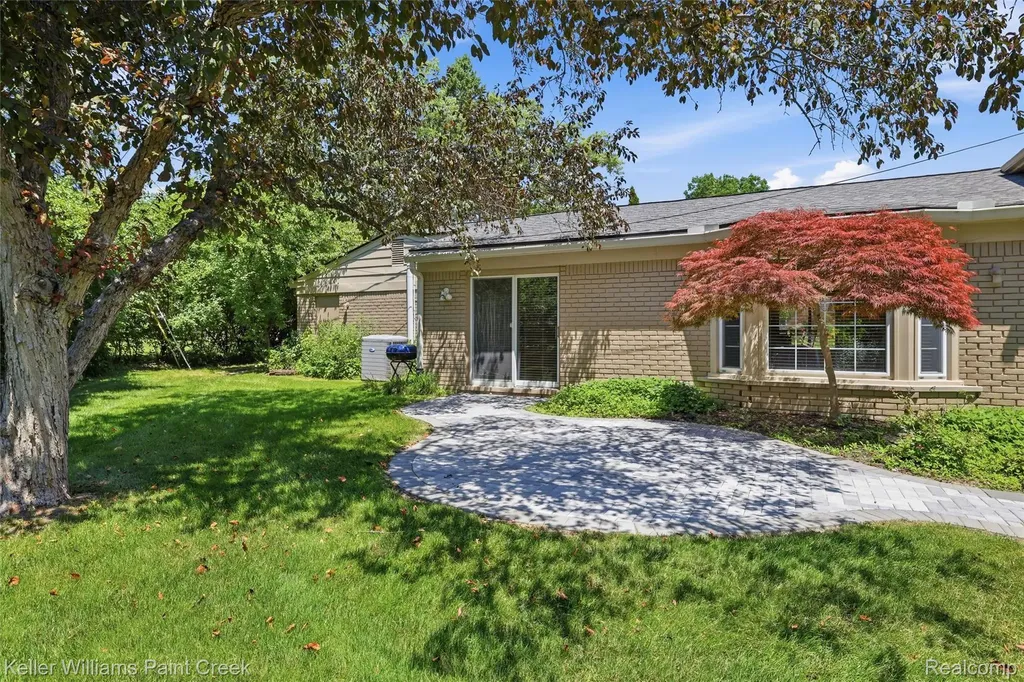 4016 Iverness Lane West Bloomfield Charter Township MI 48323