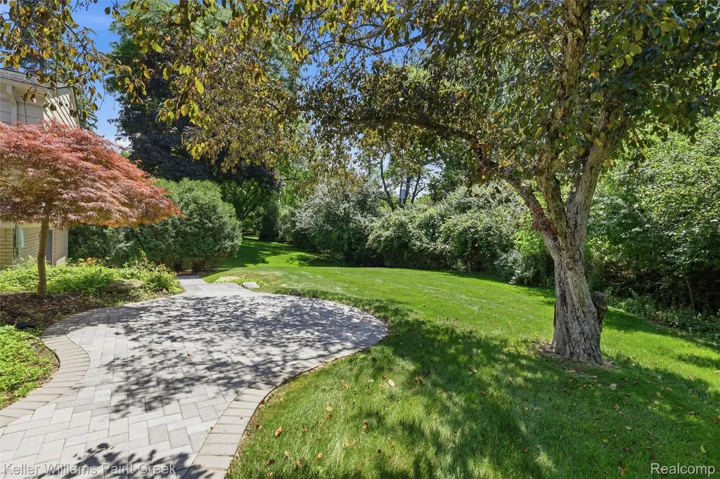 4016 Iverness Lane West Bloomfield Charter Township MI 48323