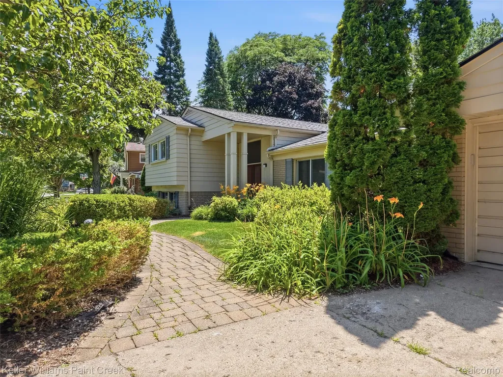 4016 Iverness Lane West Bloomfield Charter Township MI 48323