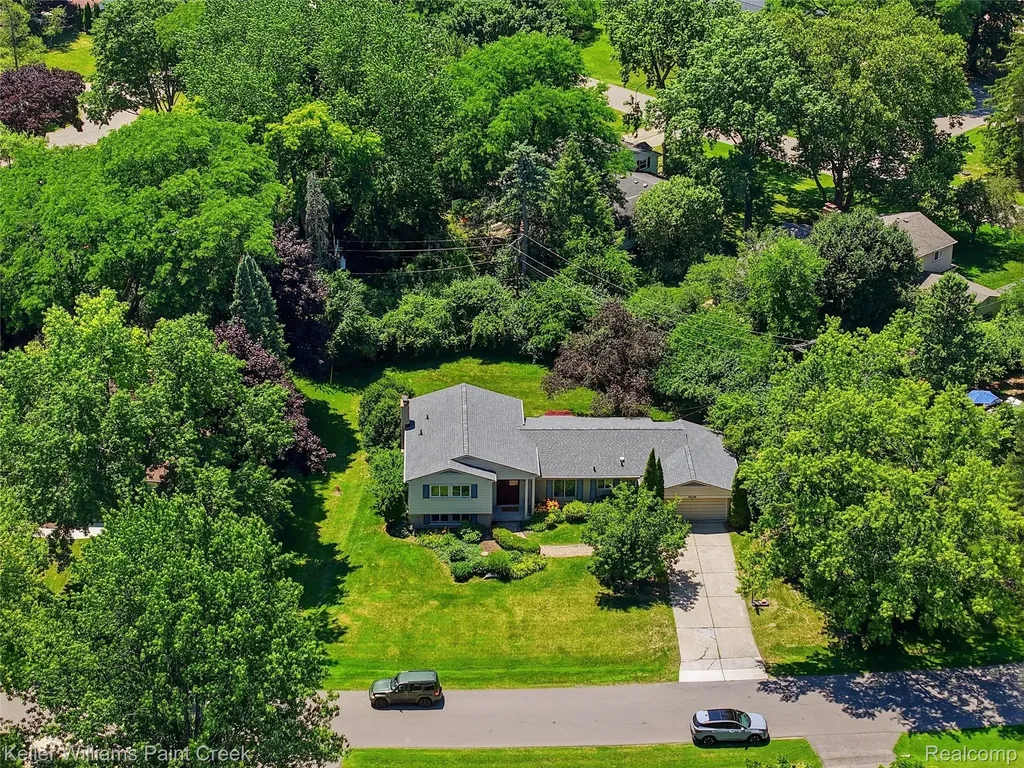 4016 Iverness Lane West Bloomfield Charter Township MI 48323