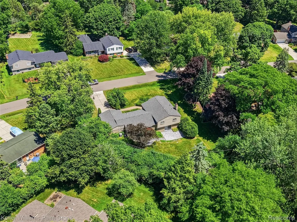 4016 Iverness Lane West Bloomfield Charter Township MI 48323