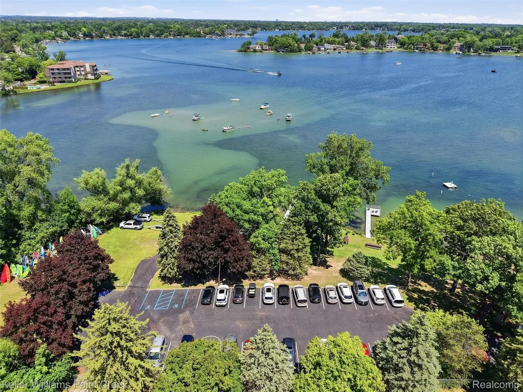 4016 Iverness Lane West Bloomfield Charter Township MI 48323