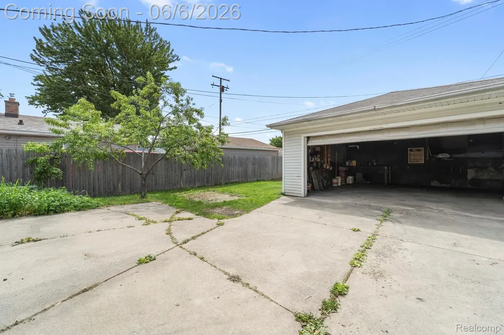 19304 Connecticut Street Roseville City MI 48066