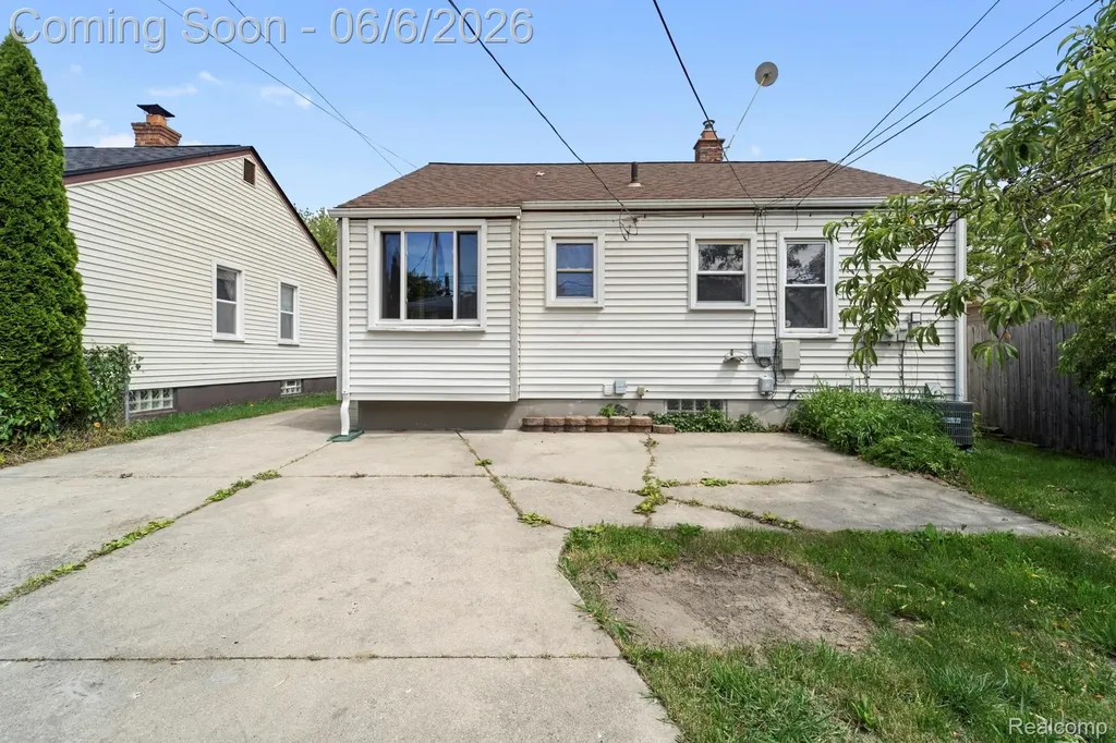 19304 Connecticut Street Roseville City MI 48066