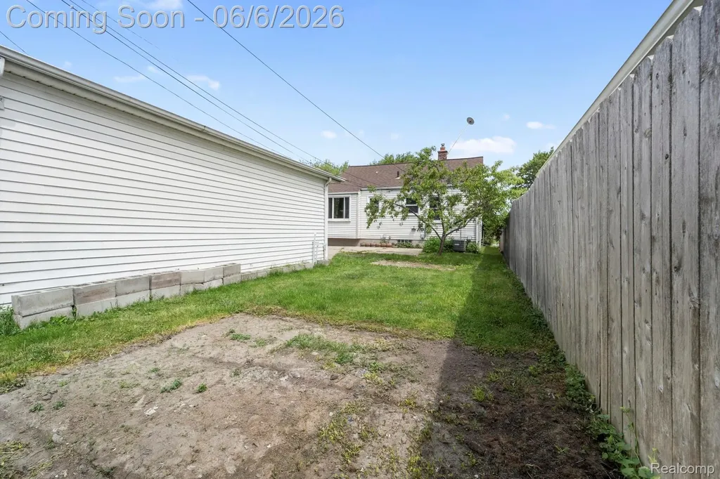 19304 Connecticut Street Roseville City MI 48066