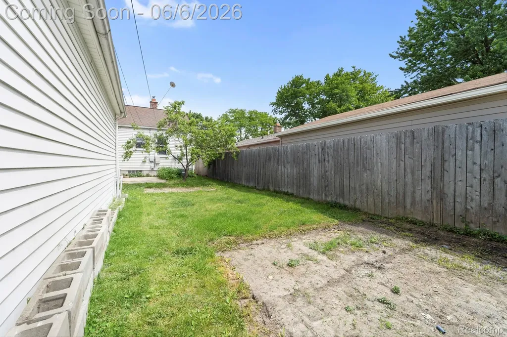 19304 Connecticut Street Roseville City MI 48066