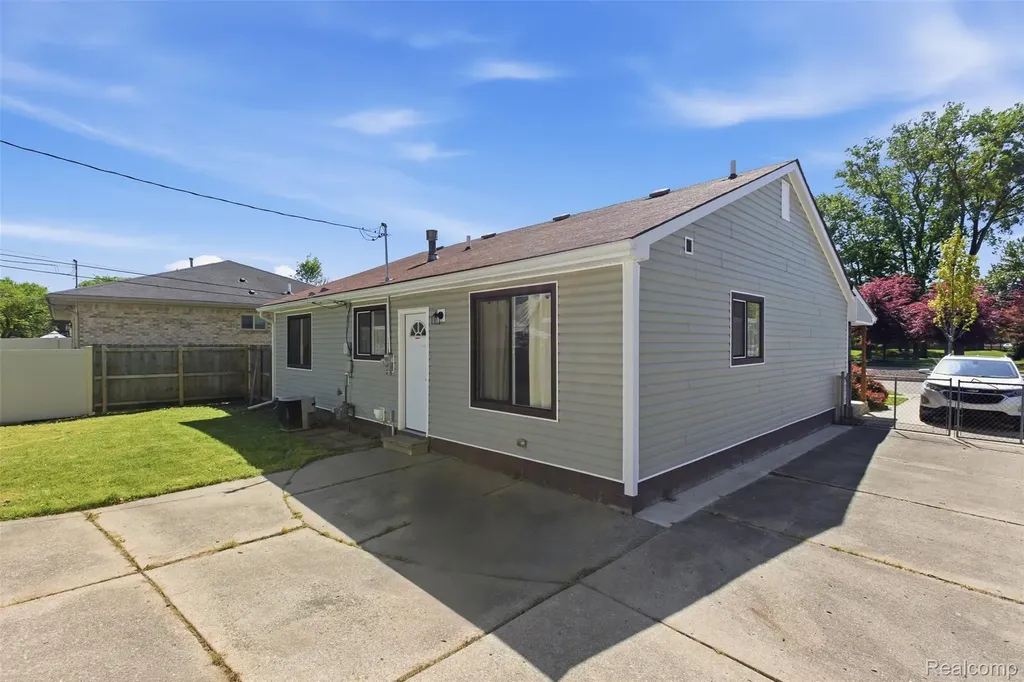 6108 N Carlson Street Westland City MI 48185