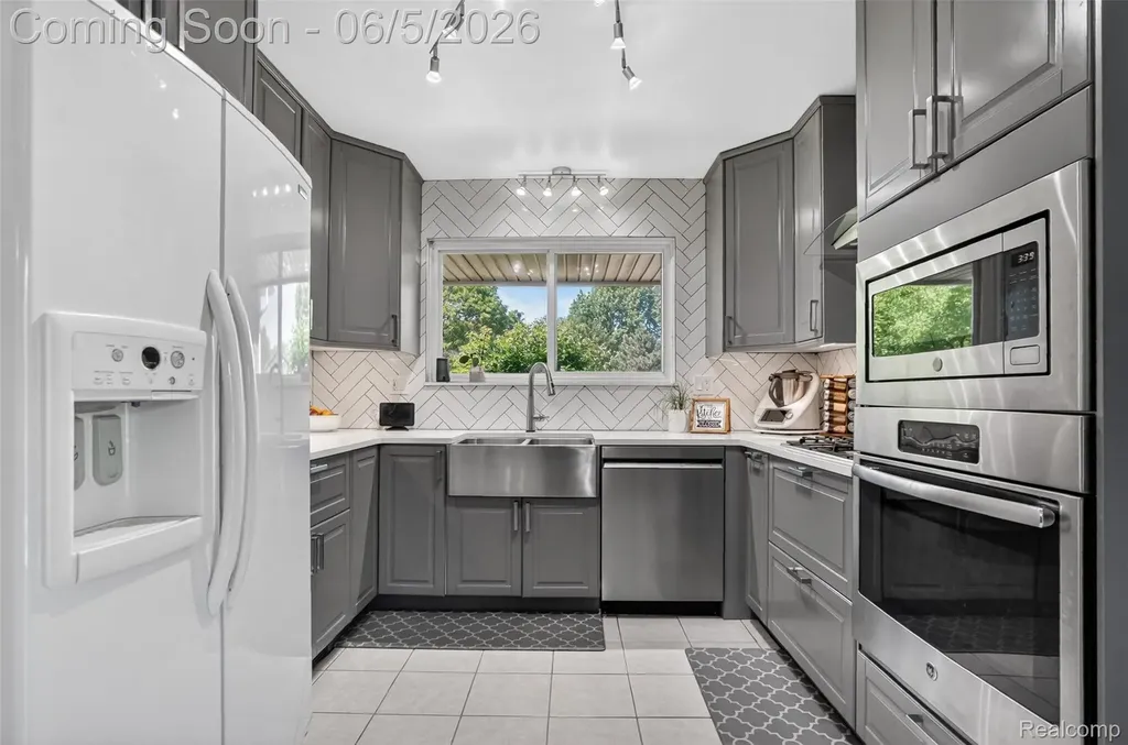 87 Duncan Drive Troy City MI 48098