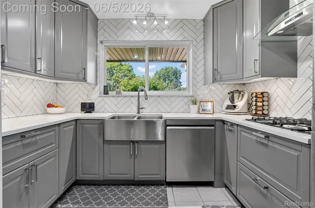 87 Duncan Drive Troy City MI 48098