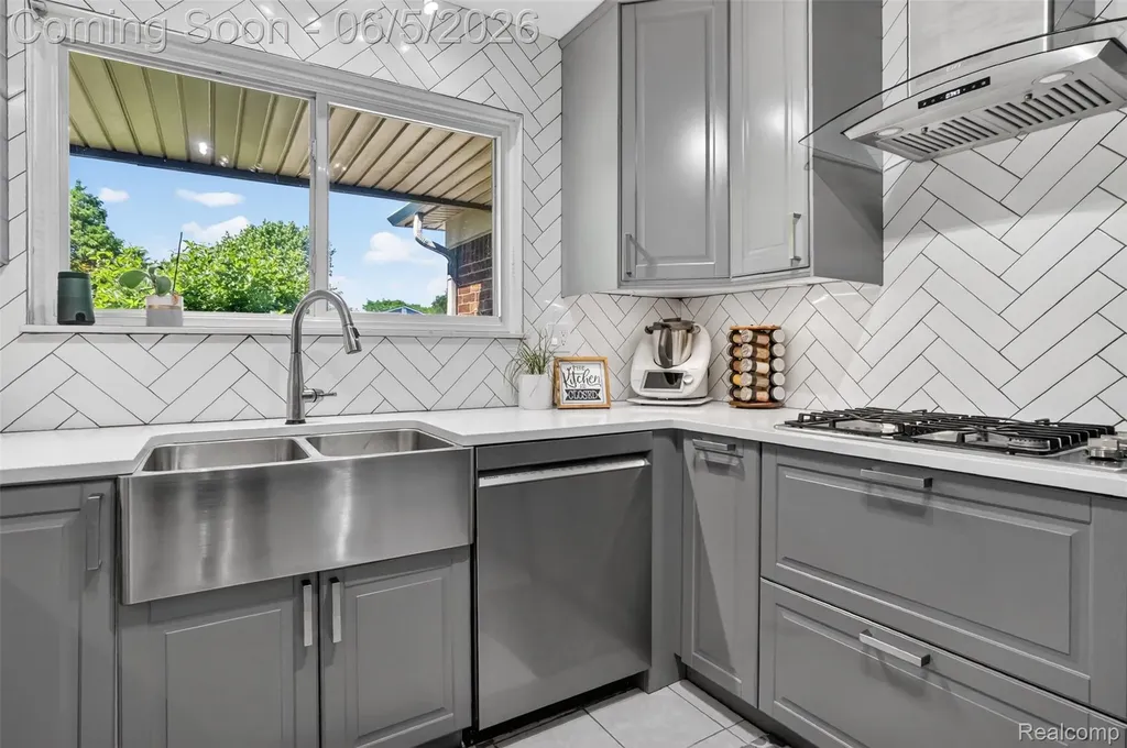 87 Duncan Drive Troy City MI 48098
