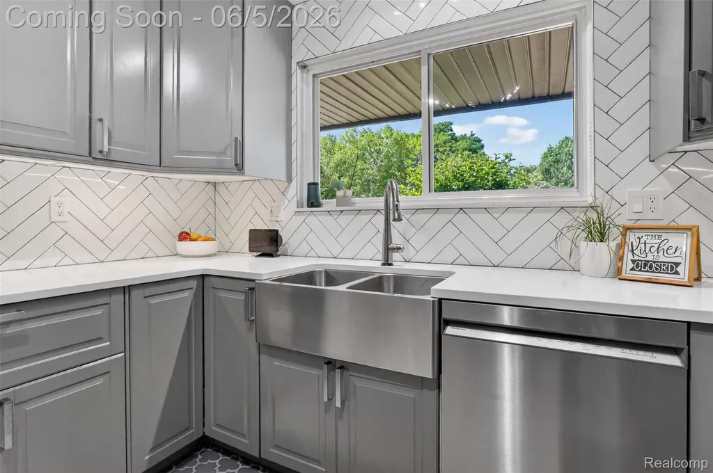 87 Duncan Drive Troy City MI 48098