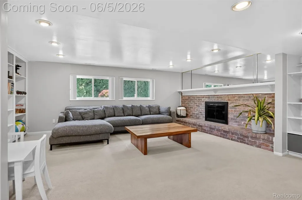 87 Duncan Drive Troy City MI 48098